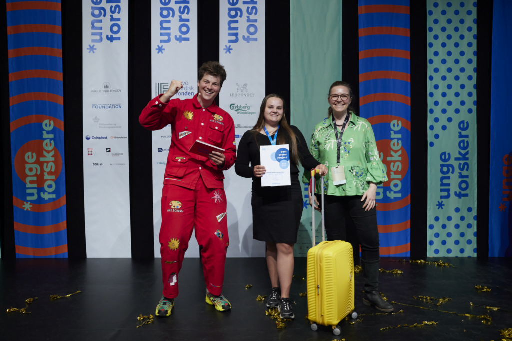 Vinder af Stockholm Junior Water Prize Challenge på scenen.